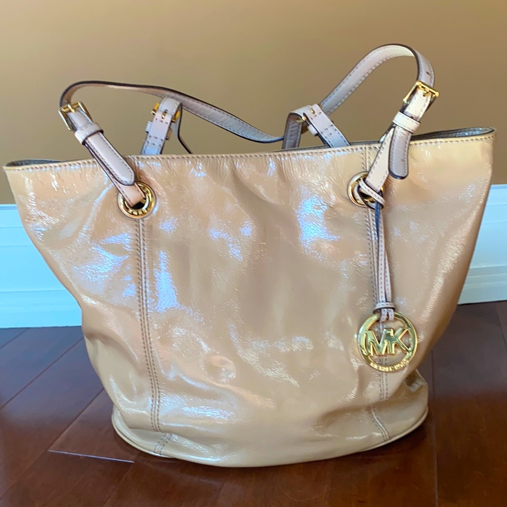 Beige Micheal Kors Sholder Bag